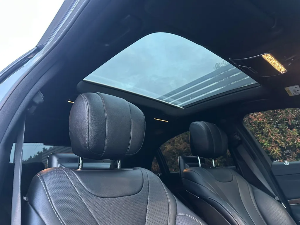 Mercedes S-Class view 3