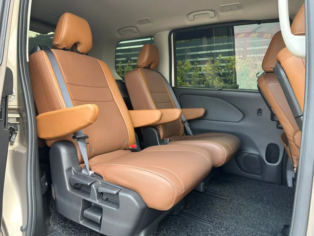 Nissan Serena (C27) view 3