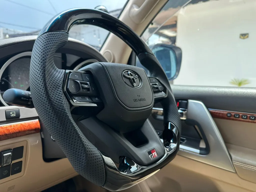 Toyota Land Cruiser view 3