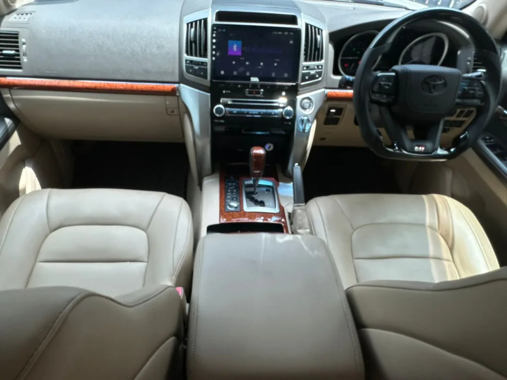 Toyota Land Cruiser view 4