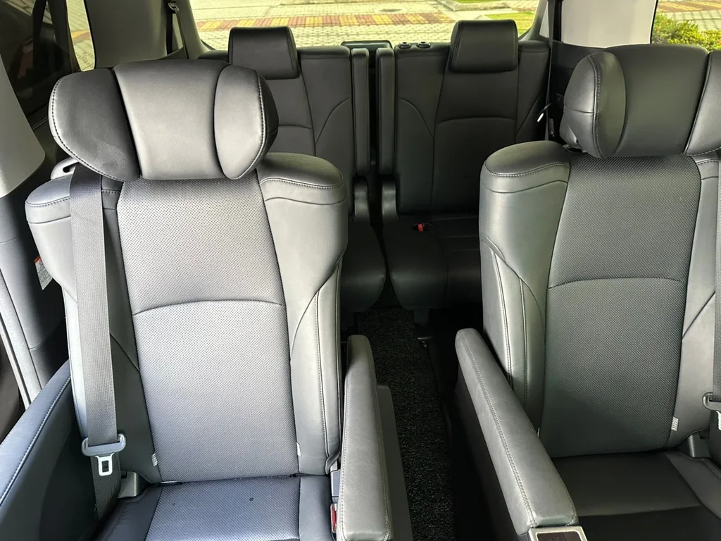 Toyota Alphard (Pilot Seat) view 4