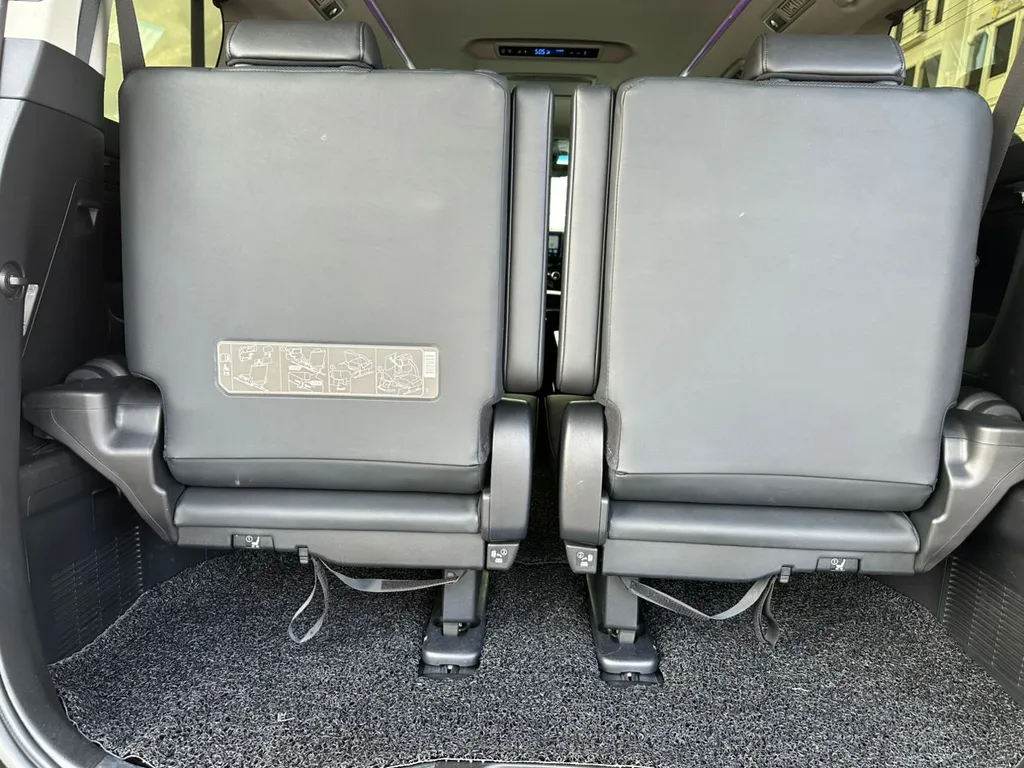 Toyota Alphard (Pilot Seat) view 6