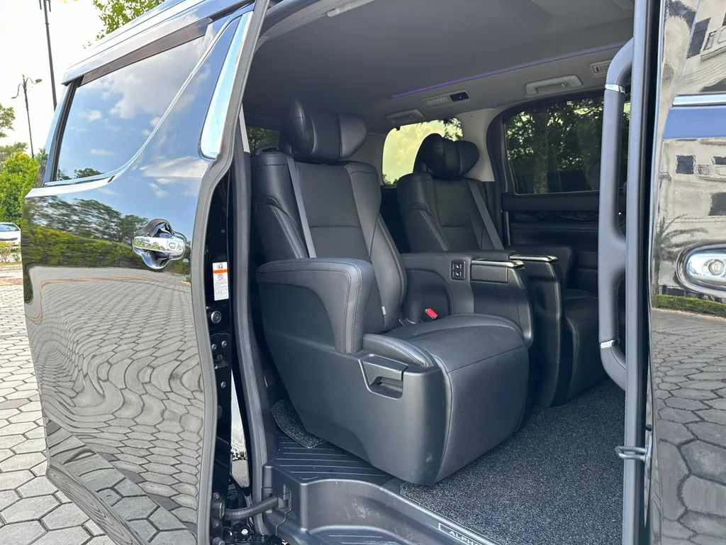 Toyota Alphard (Pilot Seat) view 3