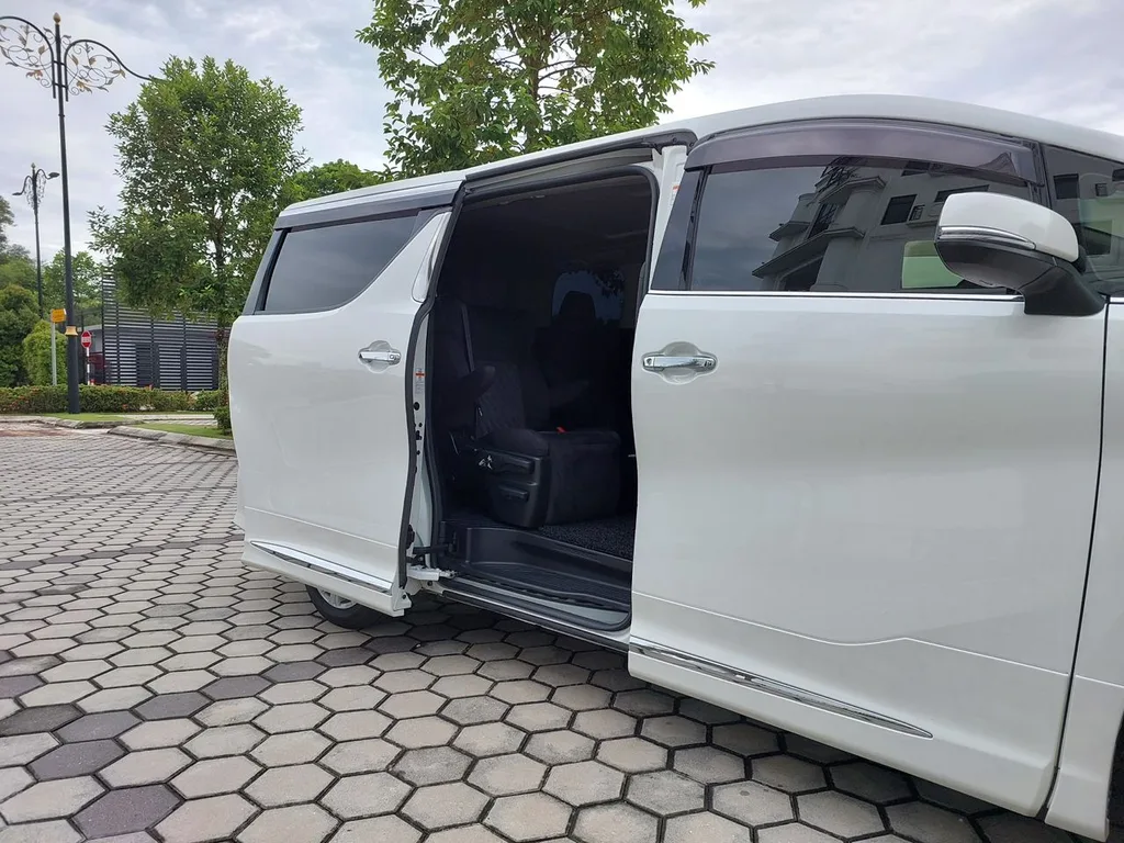 Toyota Alphard (AGH 30) view 3