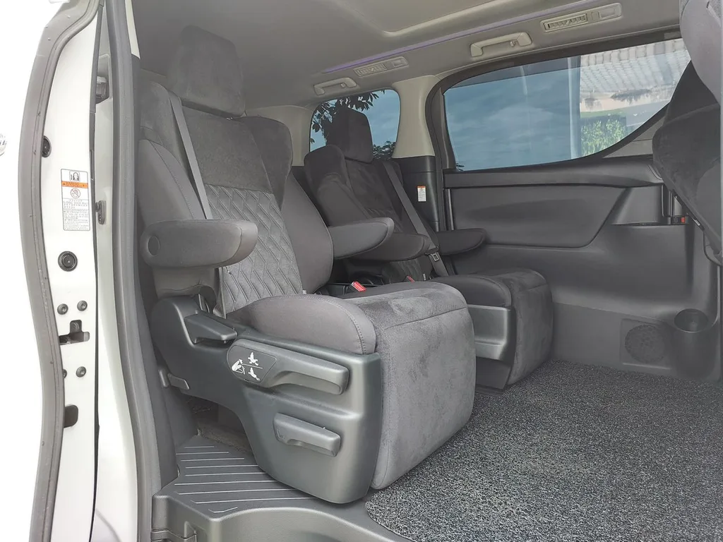 Toyota Alphard (AGH 30) view 4