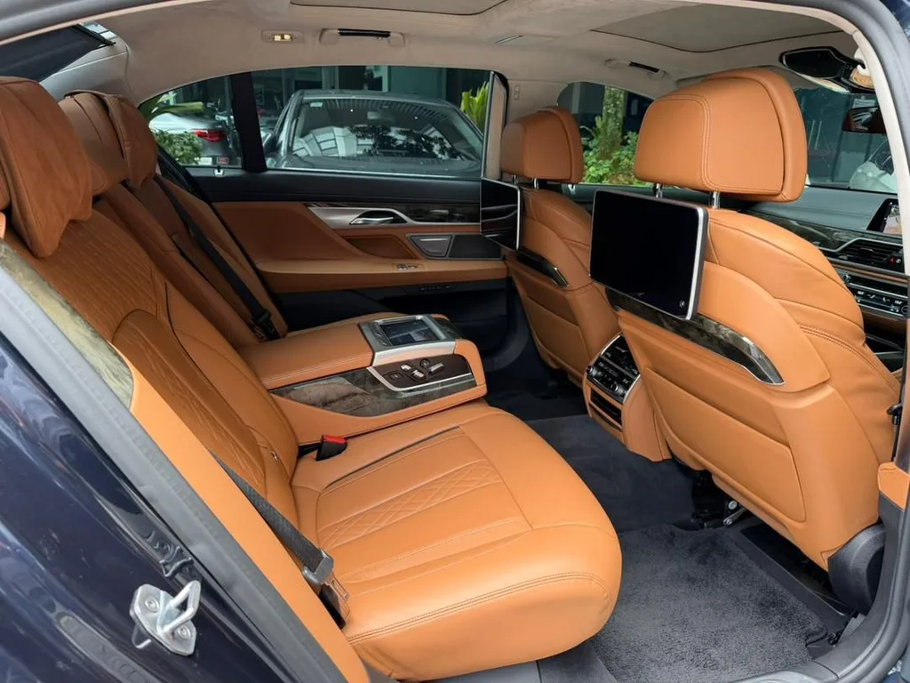 BMW 7 Series view 3