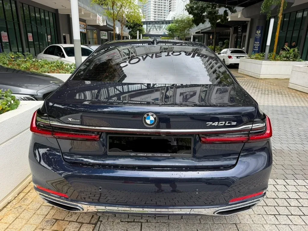BMW 7 Series view 4