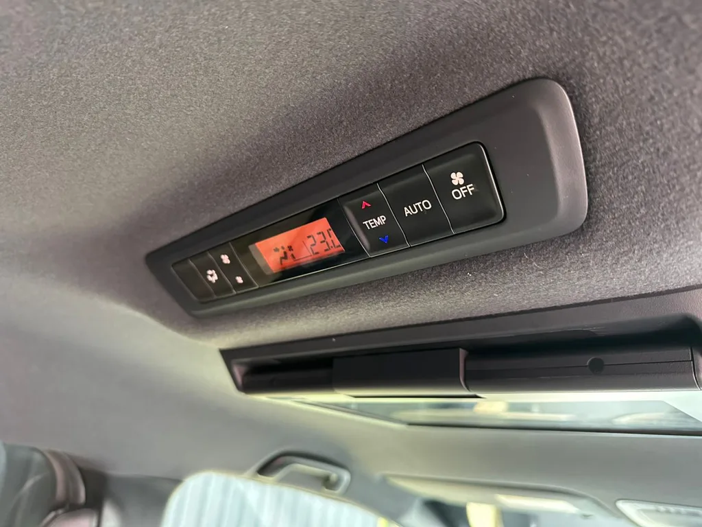 Toyota Voxy view 4