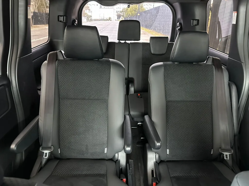 Toyota Voxy view 5