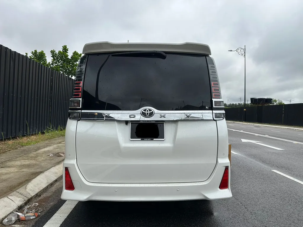 Toyota Voxy view 8