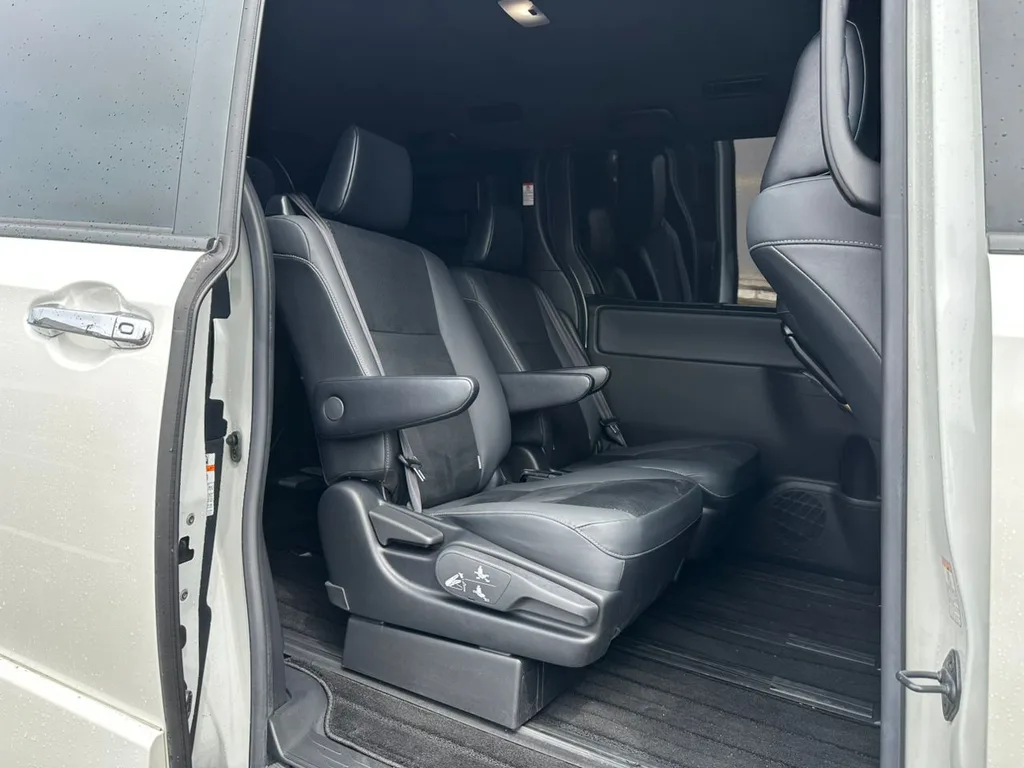 Toyota Voxy view 3