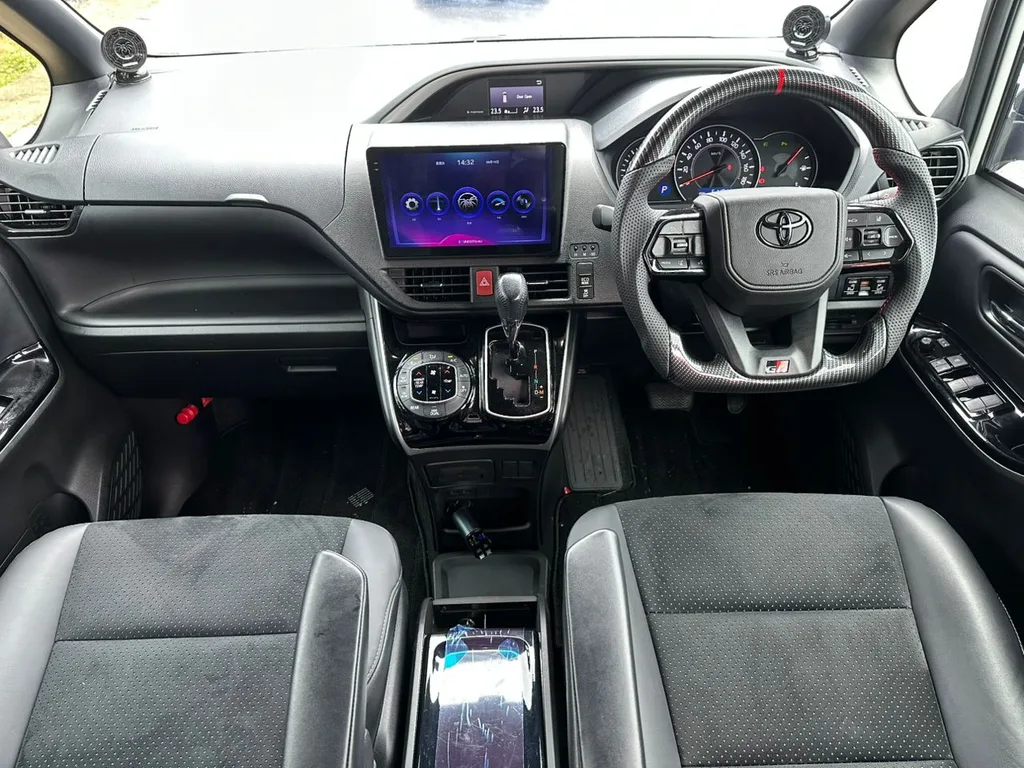 Toyota Voxy view 2