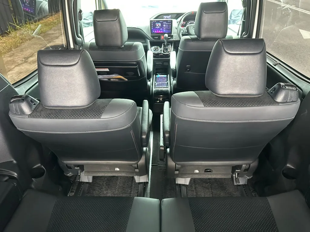 Toyota Voxy view 6
