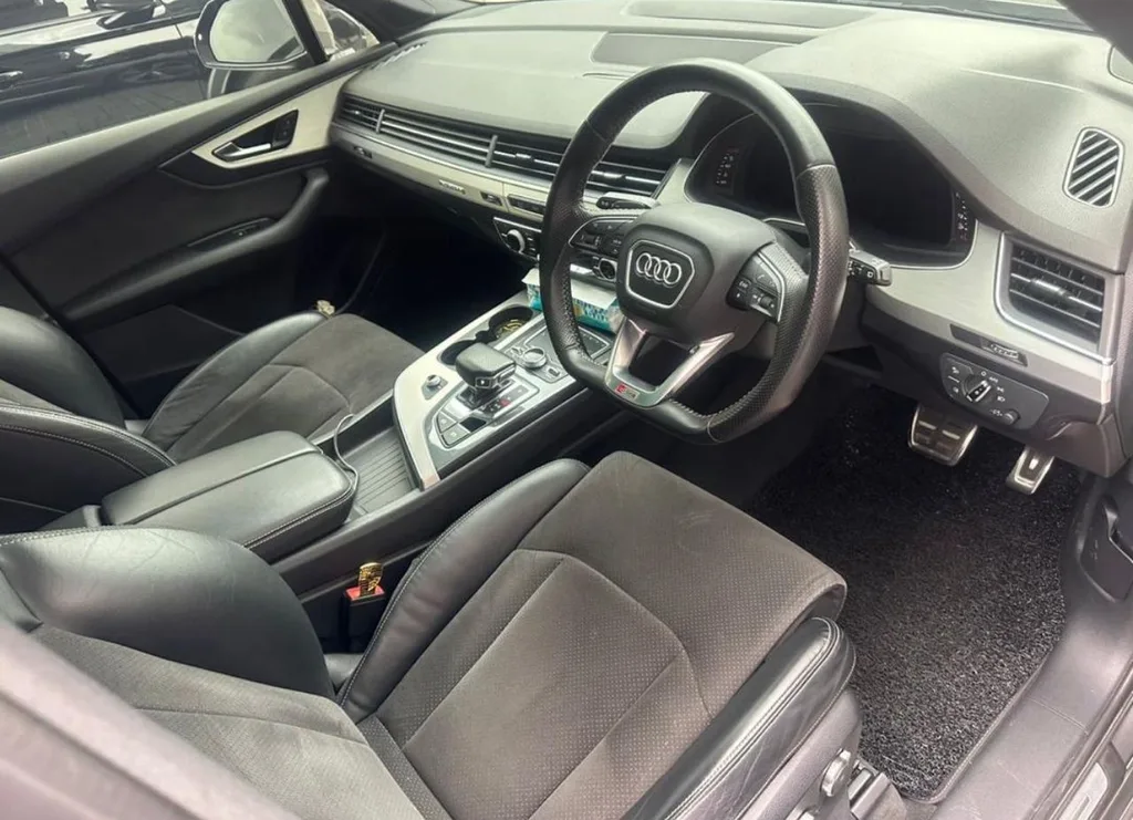 Audi Q7 view 2