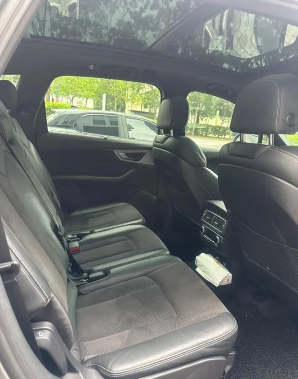 Audi Q7 view 3