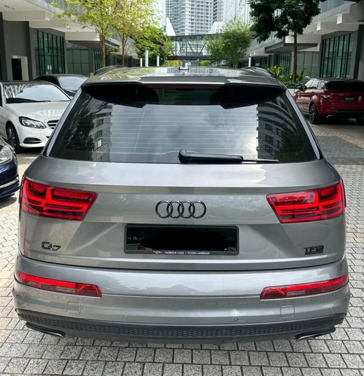 Audi Q7 view 4