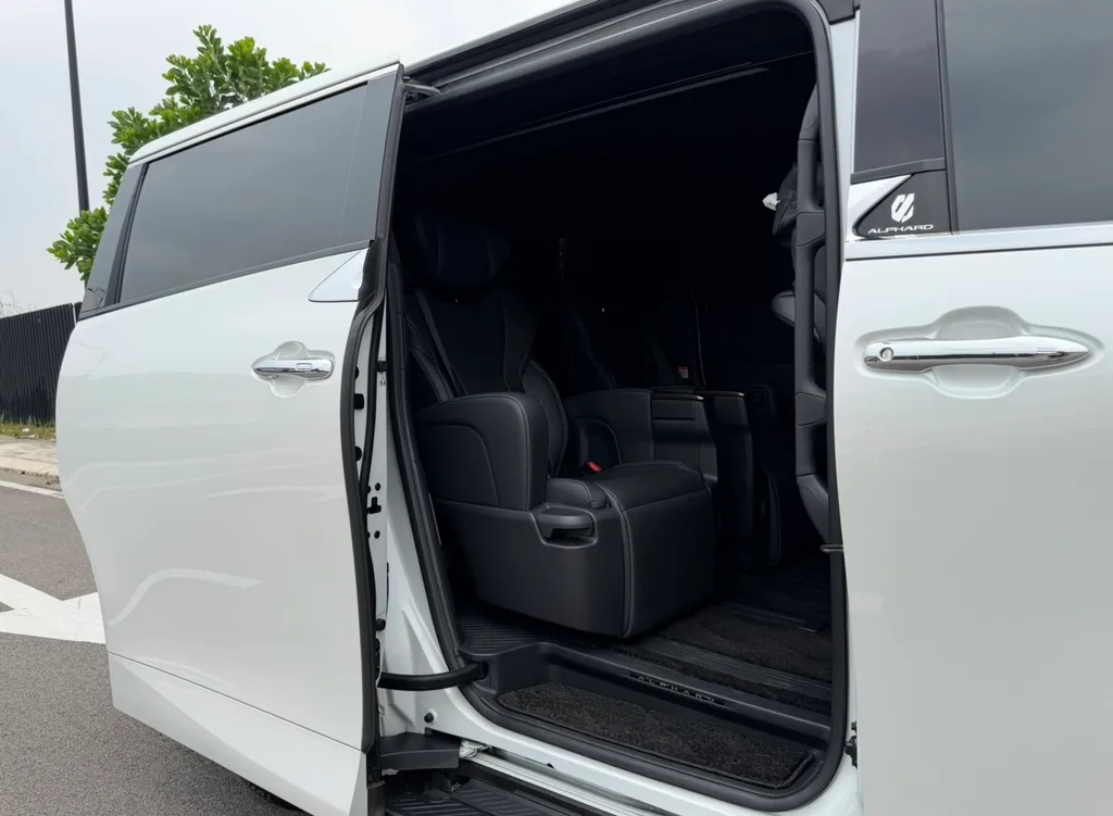 Toyota Alphard (Latest) view 3