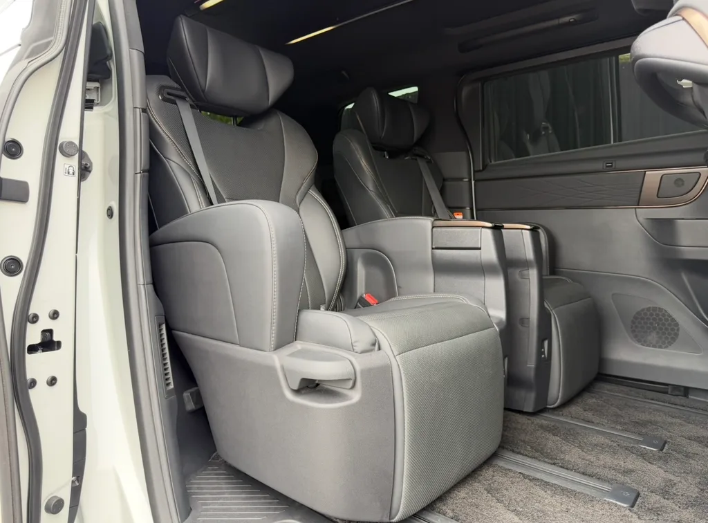 Toyota Alphard (Latest) view 4