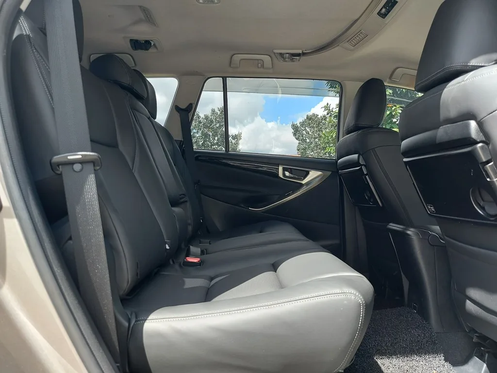 Toyota Innova view 3