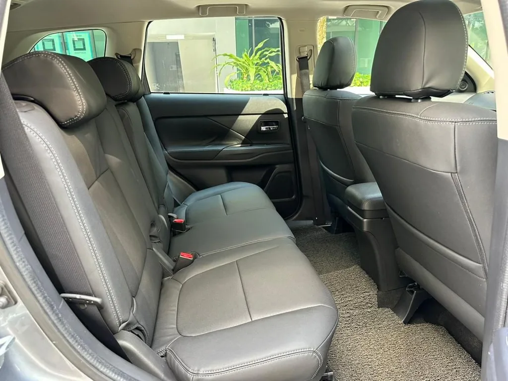 Mitsubishi Outlander view 3
