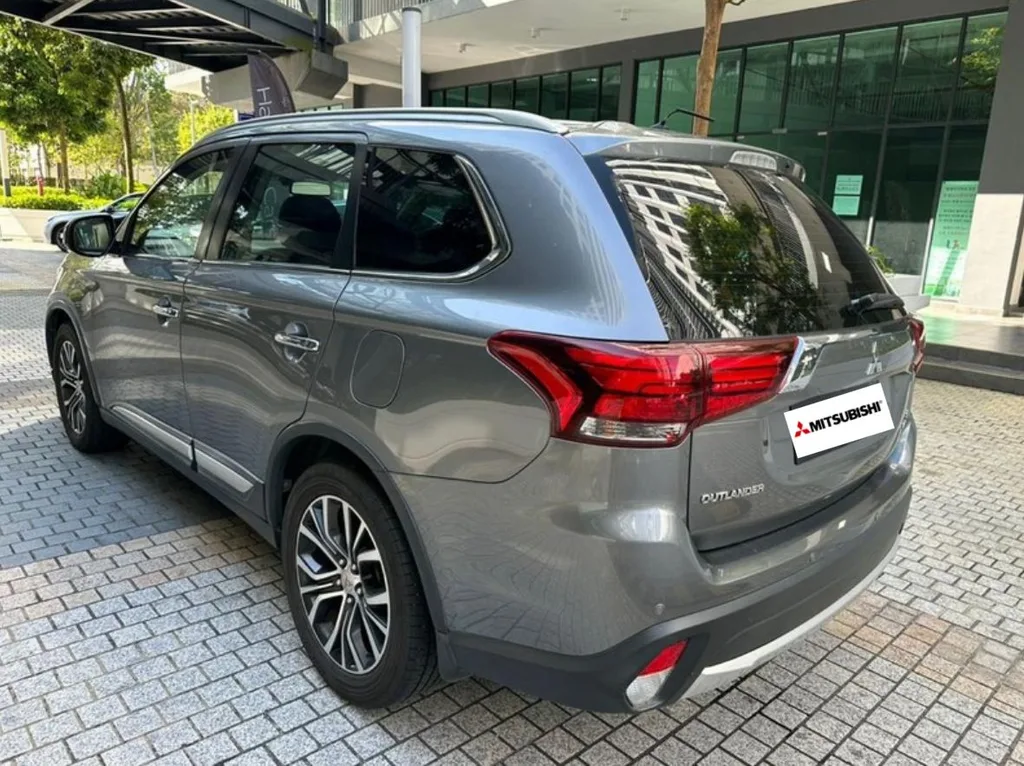 Mitsubishi Outlander view 5
