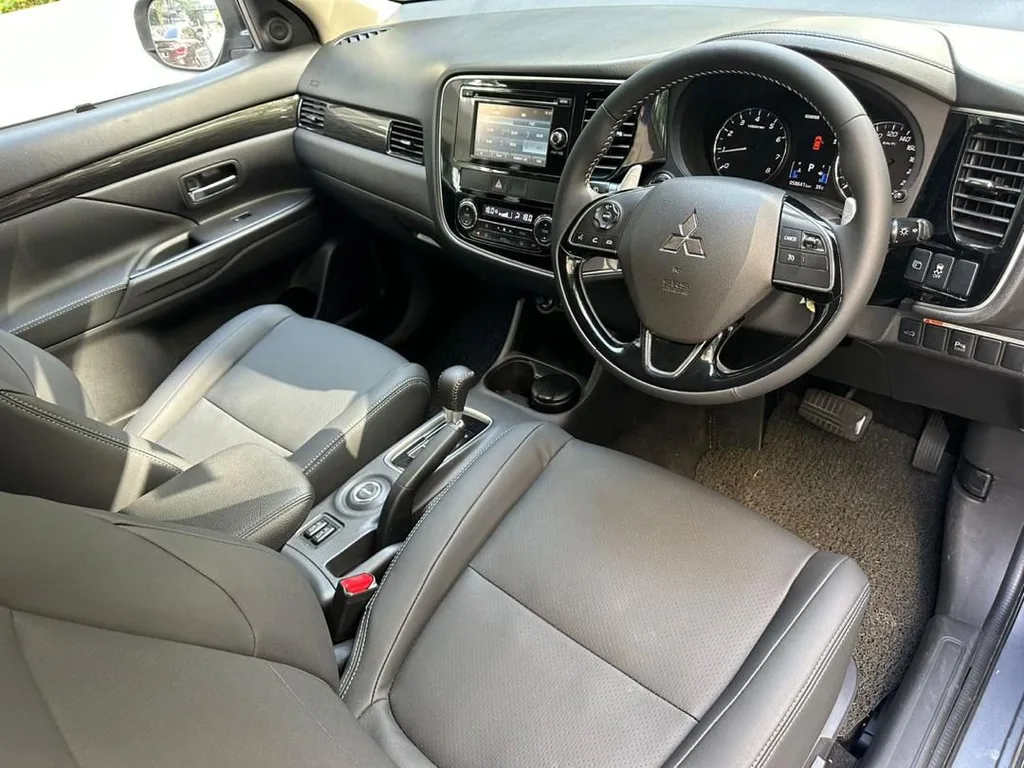 Mitsubishi Outlander view 2