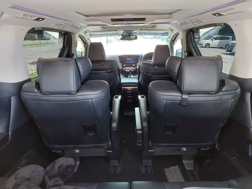 Toyota Vellfire (Pilot Seat) view 6
