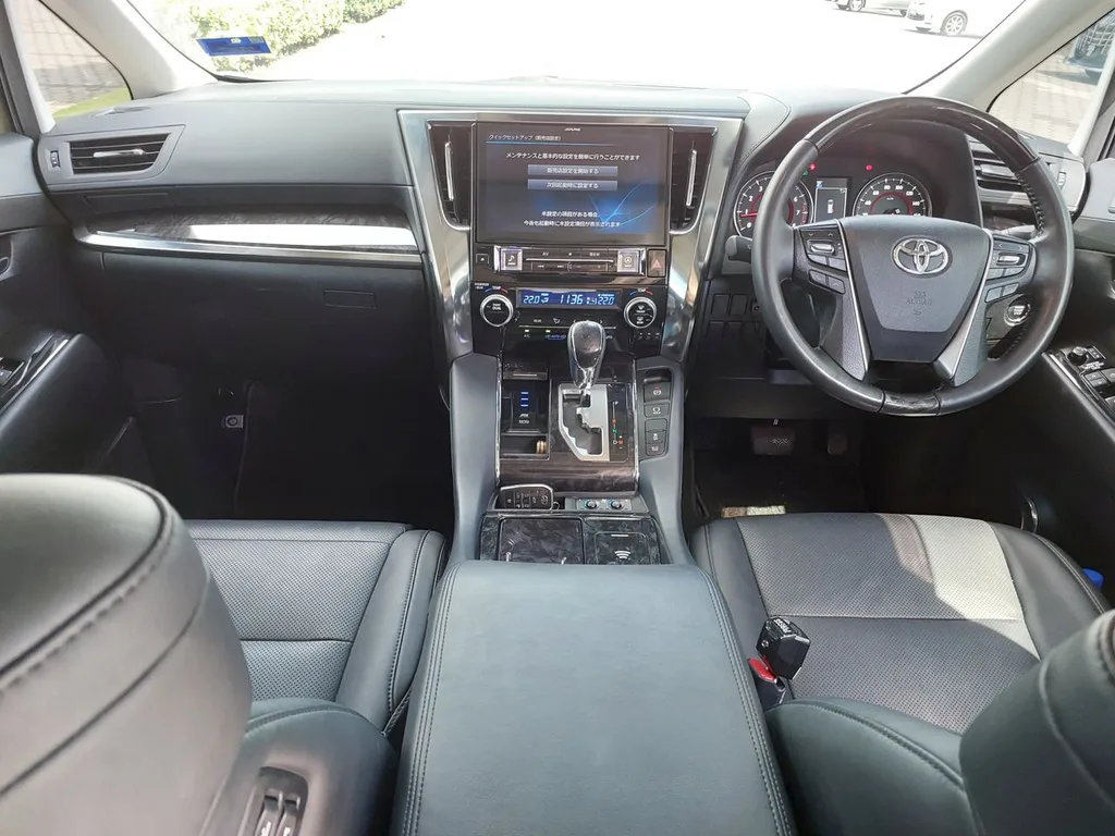 Toyota Vellfire (Pilot Seat) view 2