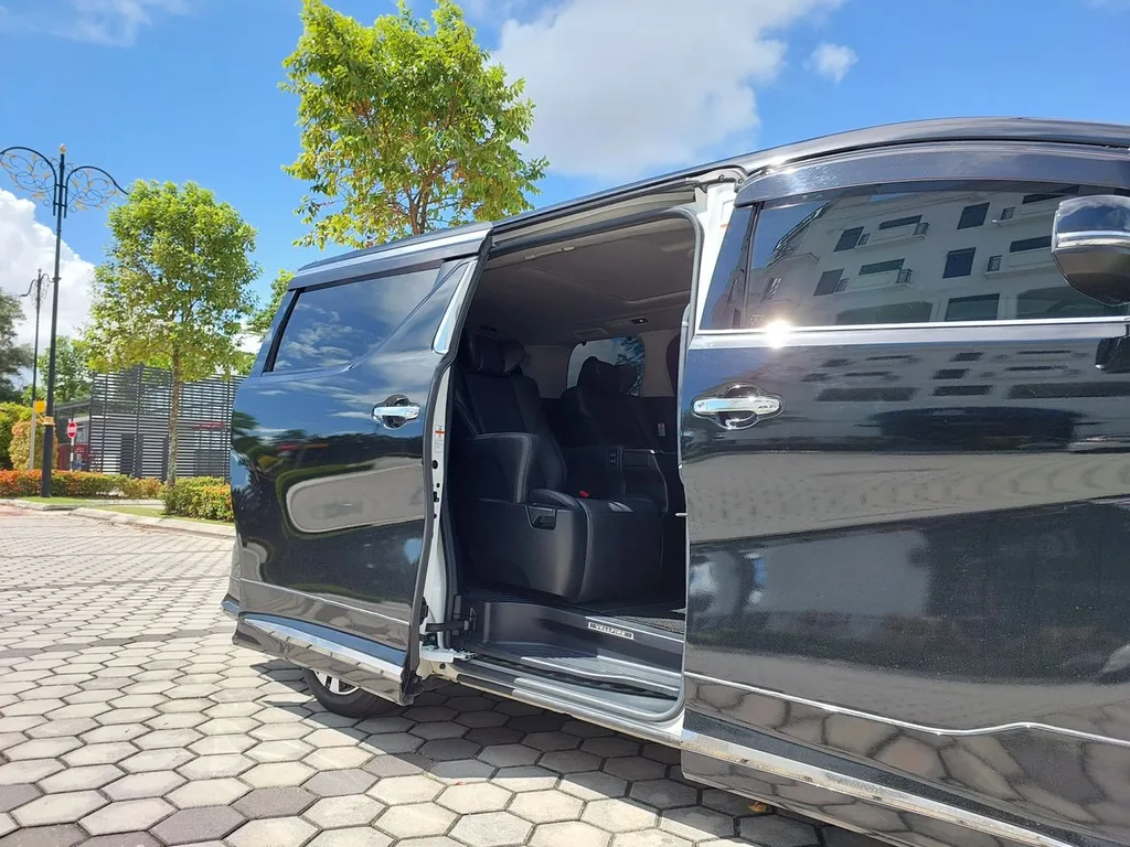 Toyota Vellfire (Pilot Seat) view 3