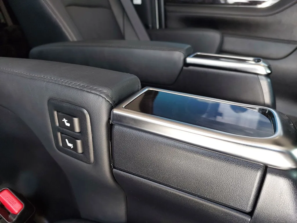 Toyota Vellfire (Pilot Seat) view 5