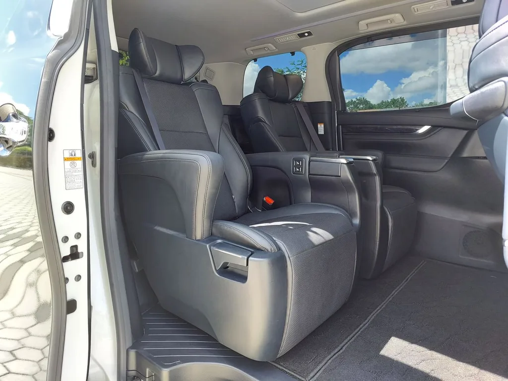 Toyota Vellfire (Pilot Seat) view 4