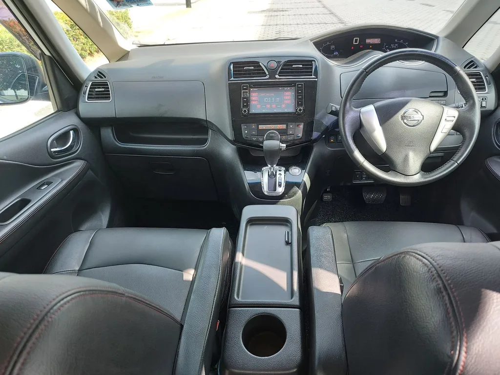Nissan Serena (C26) view 2