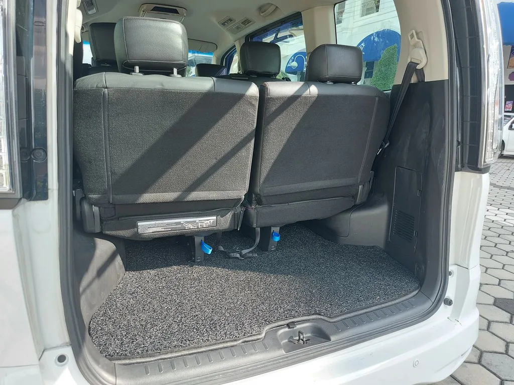 Nissan Serena (C26) view 5