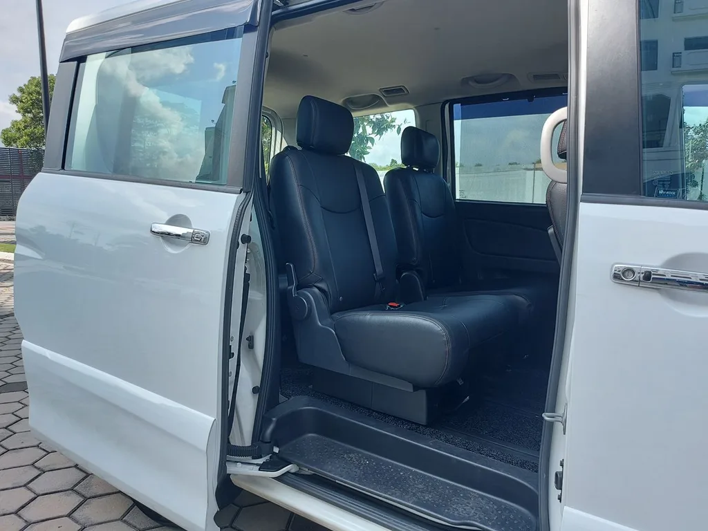 Nissan Serena (C26) view 3